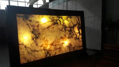 Painel decorativo de mármore translúcido amarelo iluminado