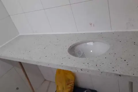Bancada de banheiro em granito claro com cuba embutida - trabalho da Marmoraria Ita em Praia Grande